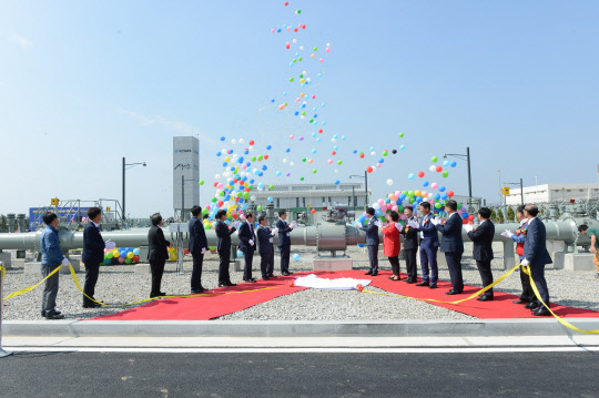 28일 전북 군산에서 열린 '새만금지구 천연가스 공급 개통식' 참석자들이 제막식을 하고 있다. <한국가스공사 제공>